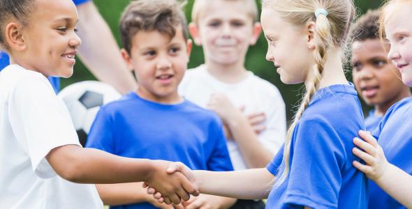 Kinderen die elkaar de hand schudden