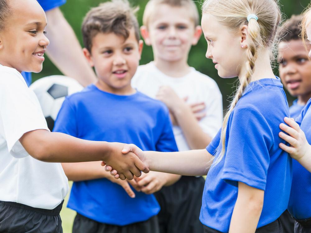 Kinderen die elkaar de hand schudden